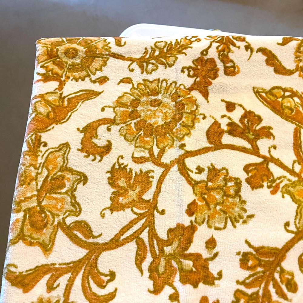 TWO New RARE Pottery Barn Antonia 100% Portugal Cotton  Bath Towels 2011 28X55